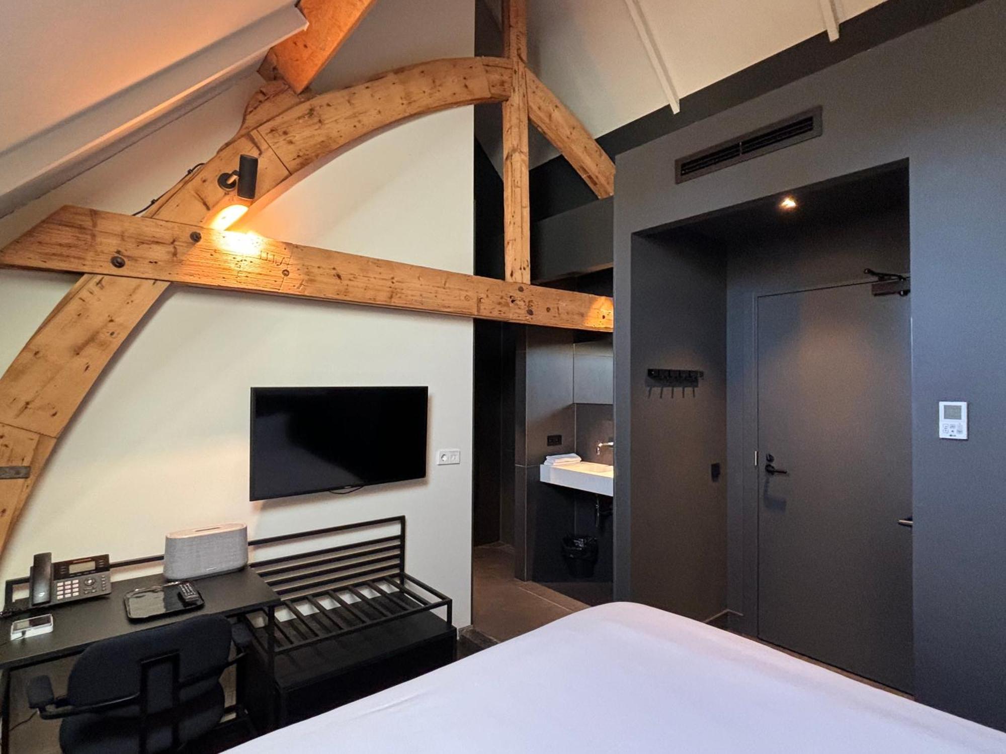 Kazerne Hotel - Member Of Design Hotels 埃因霍温 客房 照片