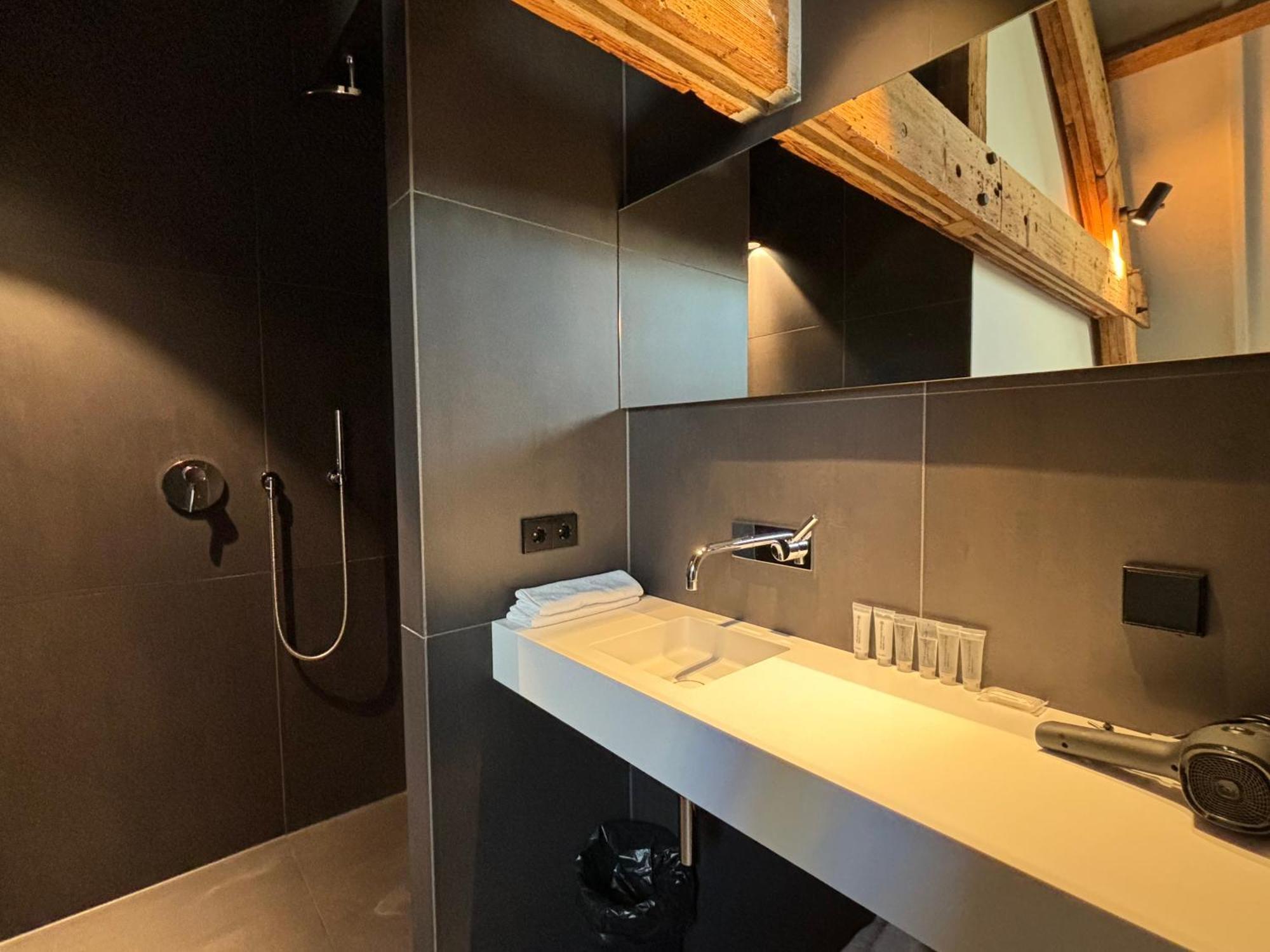 Kazerne Hotel - Member Of Design Hotels 埃因霍温 外观 照片